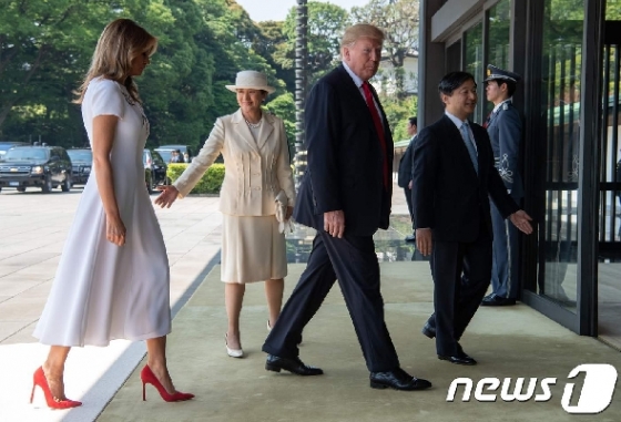 [사진] 일왕 부부와 왕궁 환영식 참석하는 트럼프 부부