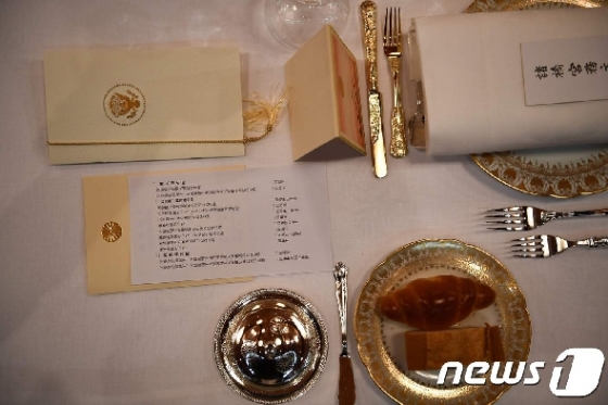 [사진] 트럼프 참석 日 왕궁만찬 테이블의 모습
