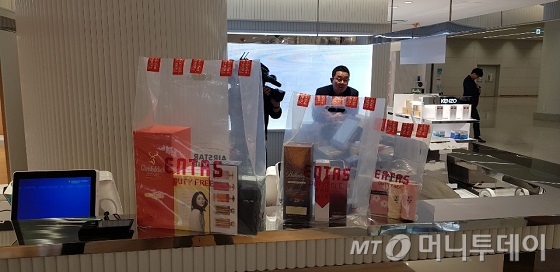오는 31일 개장하는 인천국제공항 2터미널 내 입국장면세점에서 제품들이 투명 봉투에 밀봉돼있다./사진=박경담 기자