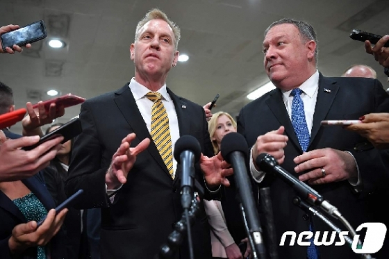 패트릭 섀너핸 미국 국방장관  직무대행(좌)와 마이크 폼페이오 미  국무장관.  © AFP=뉴스1