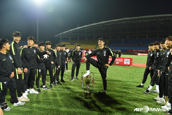 한국 U-18 대표팀 선수가 우승 트로피에 발을 올리고 있는 모습. / 사진=AFPBBNews=뉴스1