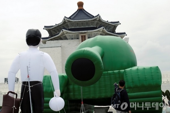 대만 수도 타이페이의 장개석기념관 앞 자유광장에 세워진 '탱크맨' 조형물. /사진 제공=로이터<br>
