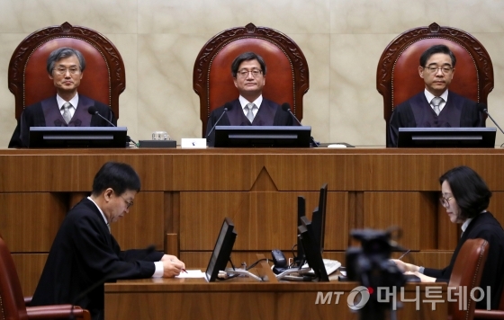  김명수(가운데) 대법원장이 2019년 2월 21일 오후 서울 서초구 대법원에서 열린 육체노동자의 정년을 기존 60세에서 65세로 상향 조정해야 할 것인가에 대한 전원합의체 선고에 입장해 있다. / 사진=홍봉진 기자 honggga@
