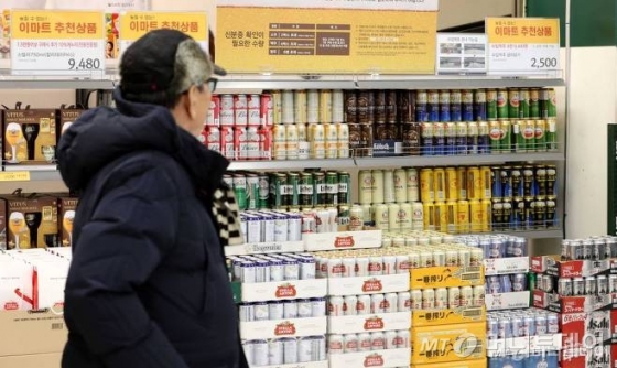 서울 용산구 이마트 용산점 수입맥주 행사장 판매대에 다양한 맥주들이 진열되어 있다/사진=뉴시스
