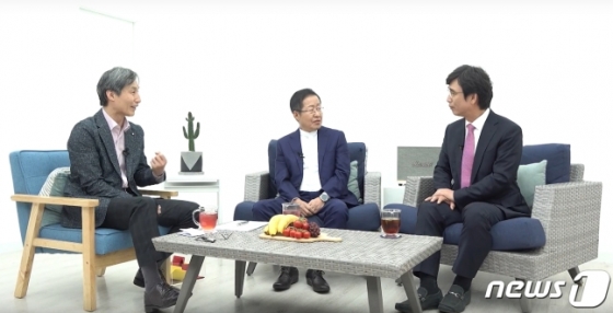 유시민 노무현재단 이사장과 홍준표 전 자유한국당 대표가 3일 서울 강남구의 한 스튜디오에서 유튜브 토론 '홍카레오(홍카콜라+알릴레오)'를 통해 토론하고 있다./사진=유튜브 방송화면 캡처