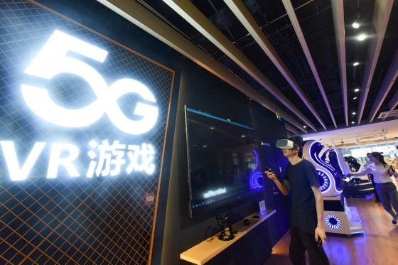 지난 3일 중국 저장성 항저우의 한 5G 스토어에서 한 남성이 5G를 이용한 가상현실(VR) 게임을 즐기고 있다. /사진=AFP