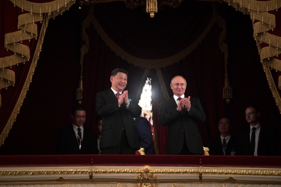 5일 러시아 모스크바 볼쇼이극장에서 열린 중·러 수교 70주년 기념 행사에 참석한 시진핑 중국 국가주석과 블라디미르 푸틴 러시아 대통령. /사진=로이터