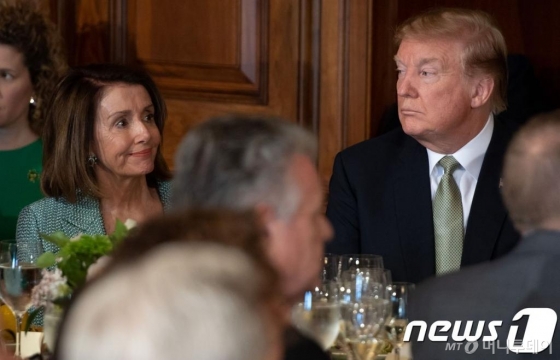 도널드 트럼프 미국 대통령이 2019년 3월14일(현지시간) 워싱턴 의사당에서 가진 레오 바라드카르 아일랜드 총리와 오찬회동에서 낸시 펠로시 하원의장과 나란히 앉아 있다./사진=뉴스1