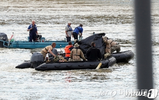 헝가리 부다페스트 다뉴브강 유람선 침몰사고 현장 인근에서 헝가리 수색팀이 한국인으로 추정되는 시신을 수습하고 있다.