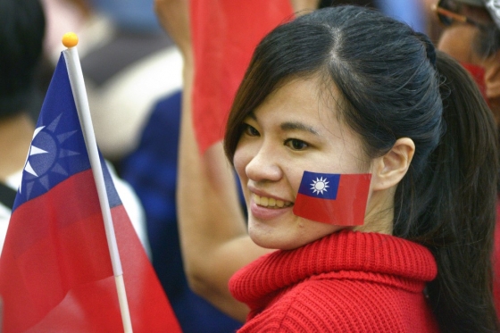 대만 국기인 '청천백일만지홍기'를 얼굴에 그린 한 대만 여성. /사진=AFP