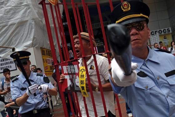 범죄인 인도 법안에 반대하기 위해 홍콩 시민들이 중국 경찰 옷을 입고 시위를 벌이고 있다. /사진=로이터