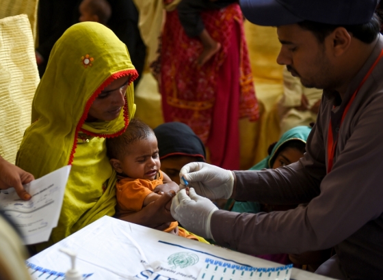 파키스탄 남부의 소도시 라토데로 진료소에서 HIV 감염 여부 조사를 위해 아이의 혈액 샘플을 채취하고 있다. /사진=AFP