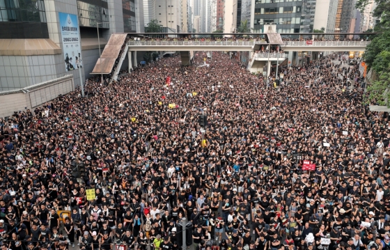 지난 16일 저녁 8시 홍콩시민들이 모여 시가 행진을 하고 있다. /사진=로이터