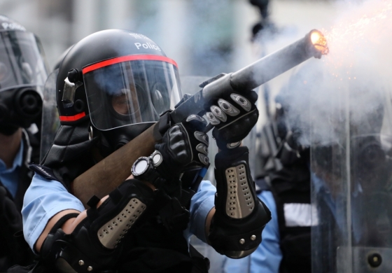 지난 12일 시위 현장에서 홍콩 경찰이 시민들에게 최루탄을 발포하고 있다. /사진=로이터