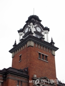 대한의원 건물로 사용되던 서울대의대 의학박물관의 시계탑. 현존하는 가장 오래된 시계탑이다. / 사진제공=서울대의대 의학박물관<br>