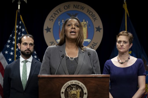 기자회견 중인 레티샤 제임스 미국 뉴욕주 검찰총장(가운데)/사진=AFP
