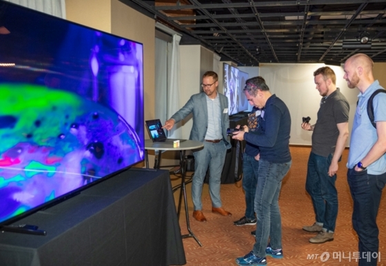 디스플레이 업계 전문가들이 11일(현지시간) 미국 뉴욕 맨해튼에서 열린 '8K 디스플레이 서밋'에서 삼성 QLED TV로 8K 화질을 체험하고 있다./사진제공=삼성전자
