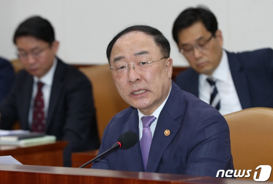 홍남기 "2022년 화장품 등 5대 소비재 수출 350억달러 목표"