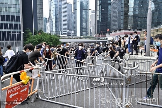 홍콩 시위대들이 12일(현지시간) 정부 청사 인근에서 바리케이티를 설치하고 있다. /사진=AFP