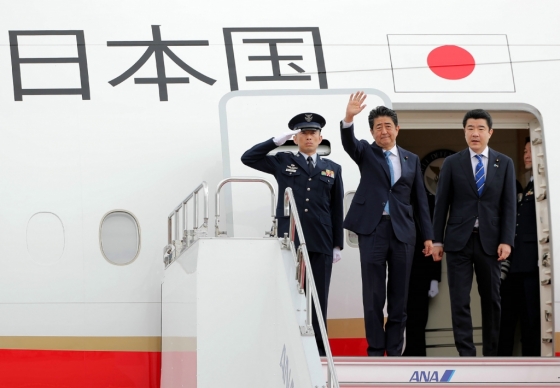 12일 일본 도쿄 하네다 공항에서 아베 신조 일본 총리가 정부 전용기를 타고 이란을 향하기 전 손을 흔들고 있다. 아베 총리는 12~14일 일본 총리로서 41년만에 이란을 공식 방문한다. /사진=AFP
