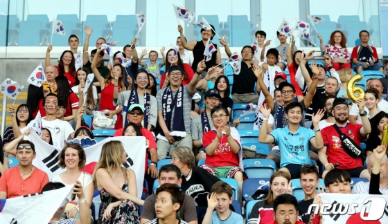 11일 오후(현지시간) 폴란드 아레나 루블린에서 열린 '2019 국제축구연맹(FIFA) U-20 월드컵' 4강전 대한민국과 에콰도르의 경기에서 교민 등 한국 응원단이 태극기를 흔들며 즐거워 하고 있다. /사진=뉴스1
