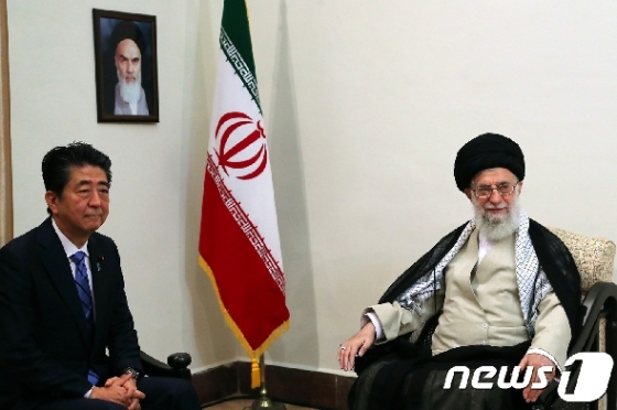 아베 신조 일본 총리와 이란 최고지도자인 아야톨라 알리 하메네이. © AFP=뉴스1