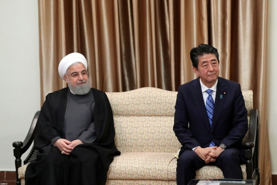 아베 신조 일본 총리가 13일(현지시간) 아야톨라 세예드 알리 하메네이 이란 최고지도자를 만나 이란 핵협상에 대한 미국의 입장을 전달하고 있다. /사진=로이터