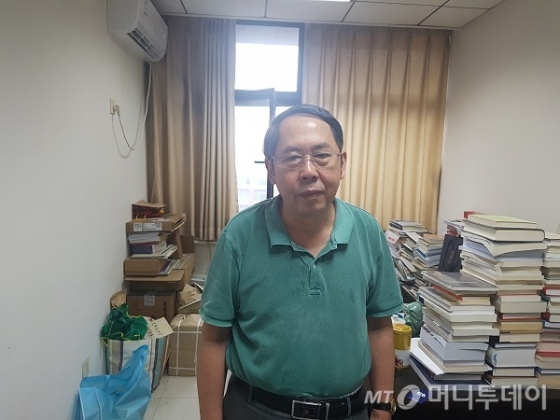 스인홍 인민대 국제관계대학원 교수가 지난 6일 자신의 집무실에서 머니투데이와 인터뷰 한 후 사진 촬영을 하고 있다. 