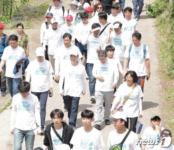 김오수 법무부 차관(두번째줄 가운데)이 15일 서울 종로구 광화문 광장과 청계천에서 열린 범죄 피해자 지원을 위한 공익캠페인 제6회 다링(DaRing)행사에서 참가자들과 함께 걷고 있다.(법무부 제공)© 뉴스1