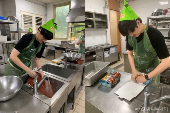 치킨이 튀겨지는 동안 조리 기구를 설거지 하는 모습(왼쪽). 치킨 박스 포장을 마무리하는 모습(오른쪽)./사진=이강준 기자