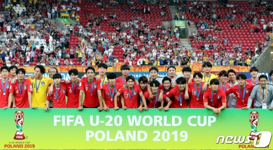  U-20 축구대표팀 선수들이 16일 오전(한국시간) 폴란드 우치 스타디움에서 열린 '2019 국제축구연맹(FIFA) U-20 월드컵' 결승전 대한민국과 우크라이나의 경기에서 3:1로 패하며 준우승을 차지한 가운데 목에 메달을 걸고 취재진을 향해 포즈를 취하고 있다./사진=뉴스1