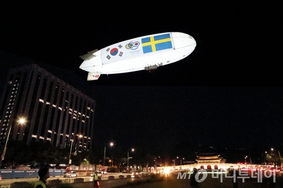 스웨덴 스톡홀름과 5G로 연결된 KT ‘5G  스카이십’이 서울 광화문 광장 상공을 비행하고 있다./사진제공=KT