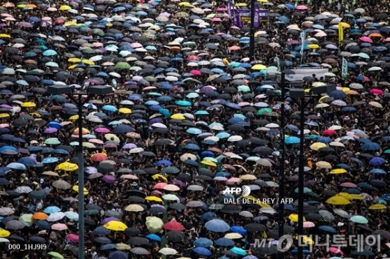 16일 '범죄인 인도 법안' 반대 집회에 참가한 홍콩 시민들/사진= AFP