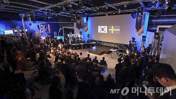 SK텔레콤은 스웨덴 시스타 소재 에릭슨 연구소에서 열린 5G 시연 행사에서 특별 제작한 동영상을 공개했다. 한국과 스웨덴이 123년간 통신 분야에서 긴밀히 협력해온 오랜 역사를 소개했다./사진제공=SKT