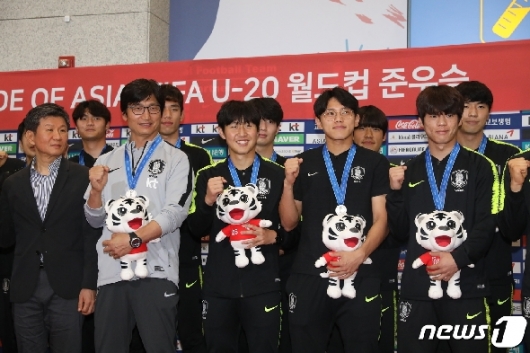 U-20 남자 축구대표팀이 17일 오전 인천국제공항을 통해 입국해 파이팅 포즈를 취하고 있다./사진=뉴스1
