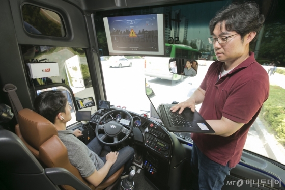 KT가 자율주행 버스를 활용해 서울 강북 지역에서 5G-V2X 기술을 실증하고 있다./사진제공=kT