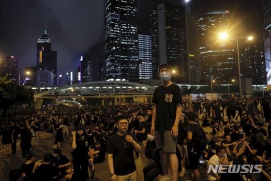 【홍콩=AP/뉴시스】홍콩에서 범죄인 인도법 철회를 요구하는 항의 시위가 연일 계속되고 있는 가운데 200만명이 넘는 홍콩 시민들이 16일 8시간 반동안 홍콩 시내 곳곳에서 거리 행진을 벌이고 있다./사진=뉴시스