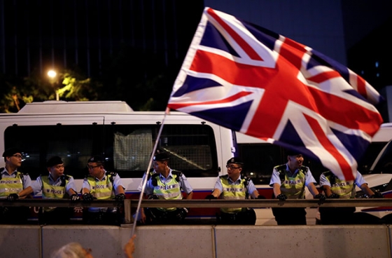 16일(현지시간) 홍콩의 '반 송환법' 시위에서 한 시민이 영국의 국기를 흔들고 있다. /사진=로이터