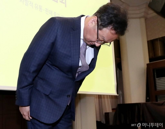 이우석 코오롱생명과학 대표이사가 '골관절염 치료제 인보사 판매중단 기자간담회'에서 사과하고 있다. / 사진=홍봉진 기자 honggga@