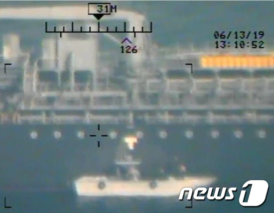 미국 국방부가 17일(현지시간)  추가로 제시한 오만만에 있는 미 해군 MH-60R 헬기에서 촬영한 것으로 알려진 사진에는 일본 소유의 함선인 고쿠카 커레이저스호에서 폭발되지 않은 체 부착용 폭탄을 제거하는 이란 혁명수비대(IRGC) 소속 해군 병사들의 모습이 담겨  있다. © 로이터=뉴스1