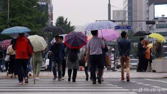 남서쪽에서 오는 저기압의 영향으로 비가 내린 지난 6일 오후 서울 광화문네거리 인근에서 시민들이 발걸음을 옮기고 있다./사진=김휘선 기자 hwijpg@