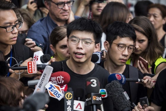 17일(현지시간) 홍콩 입법회 건물 앞에서 수감 한 달 만에 출소한 학생운동가 조슈아 웡(가운데)이 언론과 지지자들을 향해 연설을 하고 있다. /사진=AFP