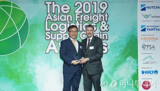 지난 17일 홍콩 아시아 소사이어티 홍콩센터에서 열린 '2019 아시아 화물‧물류 어워즈'(Asia Freight, Logistics And Supply chain Awards)에서 박용남 인천국제공항공사 물류마케팅팀장(왼쪽)이 '아시아 최고 화물공항상' 수상 후 시상식 관계자인 크히스토프 쉐이후와 기념촬영을 하고 있다. /사진=인천국제공항공사