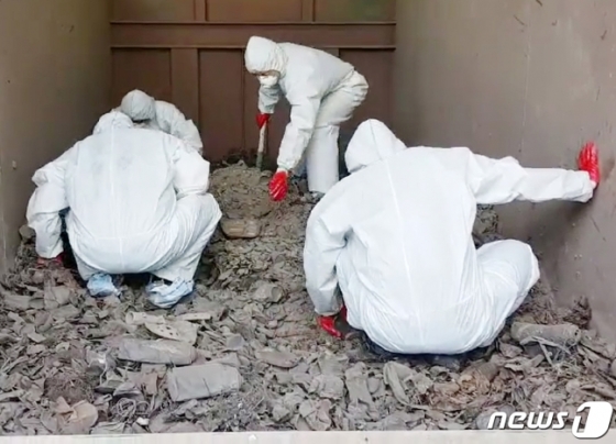 경찰이 지난 15일 김포시 소재 쓰레기 소각장에서 뼛조각으로 보이는 물체를 찾고 있는 모습./사진제공=제주동부경찰서