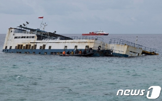 지난해 7월3일(현지시간) 인도네시아 술라웨시섬 인근에서 여객선이 좌초돼 약 30명이 숨지는 사고가 발생했다. 사진은 같은달 5일 구조대원들이 실종자를 수색하는 모습. /사진=AFP=뉴스1