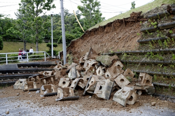 19일, 일본 니가타현 무라카미시에 위치한 경사면이 지진으로 인해 무너져있다. /사진=로이터