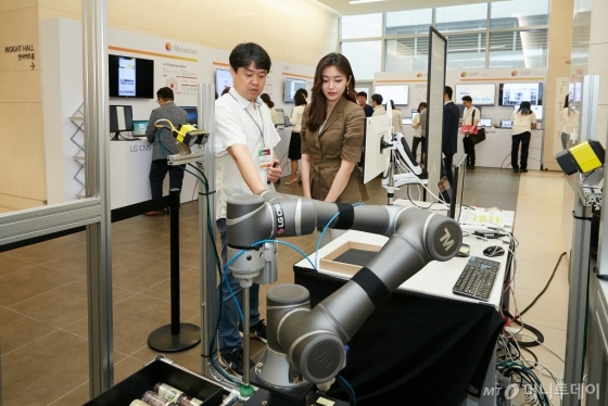 LG CNS가 19일 열린 '테크데이' 전시관에서 AI 이미지 인식 기술을 활용해 물류로봇을 작동하는 모습/사진=LG CNS