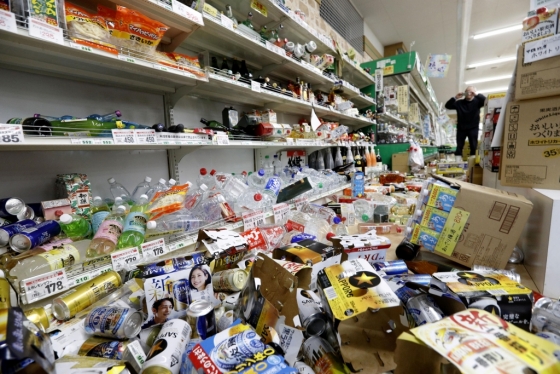 지진 피해를 입은 일본 야마가타현의 한 슈퍼마켓. /사진=로이터