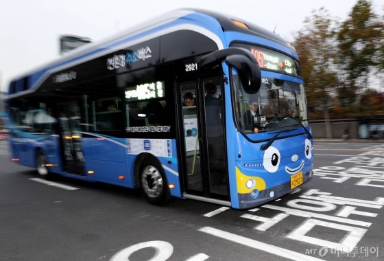 친환경 수소전기버스가 서울 도심에서 시범 운행되고 있다./사진=홍봉진 기자