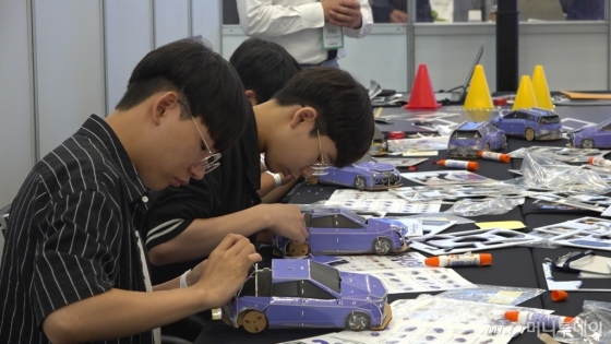 2019 수소엑스포 기간 중 현대모토스튜디오가 진행하는 자동차 체험 에듀테인먼트 프로그램 '키즈워크숍'에 학생들이 참가해 'DIY 넥쏘 자동차'를 만들고 있다. /사진=이상봉 기자
